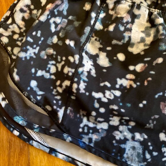 Lululemon Hotty Hot Shorts II 2.5 Pixel Haze Size 6 - Picture 8 of 10